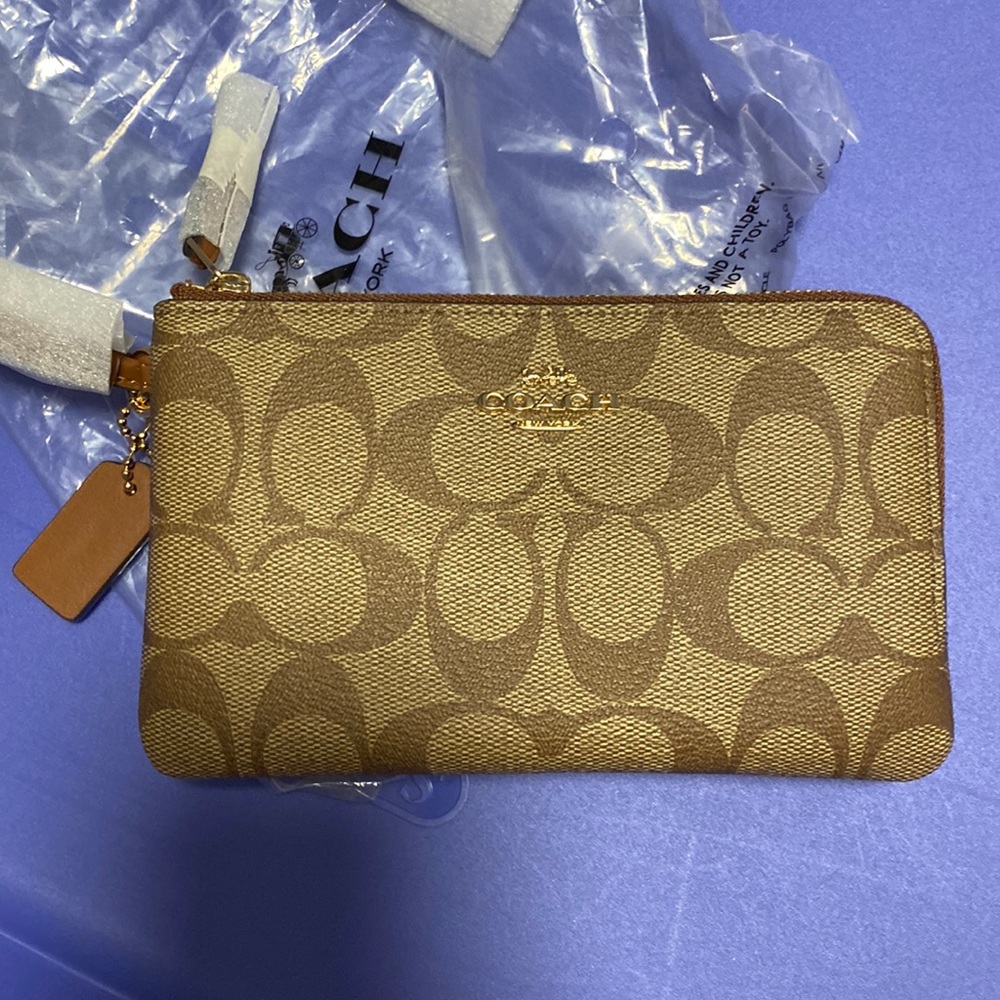 Coach NWT logo clutch